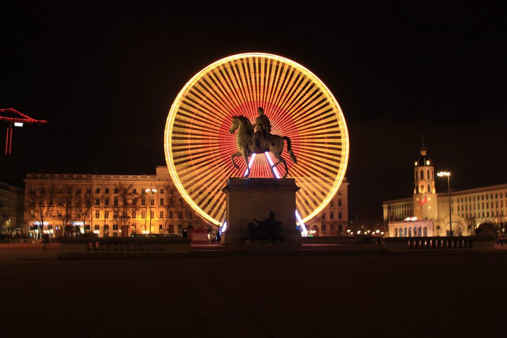 la grande roue et la statue de Louis XIV