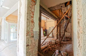 Grande pièce à vivre d'une maison en plein travaux de rénovation