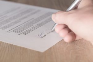 personne signant un document