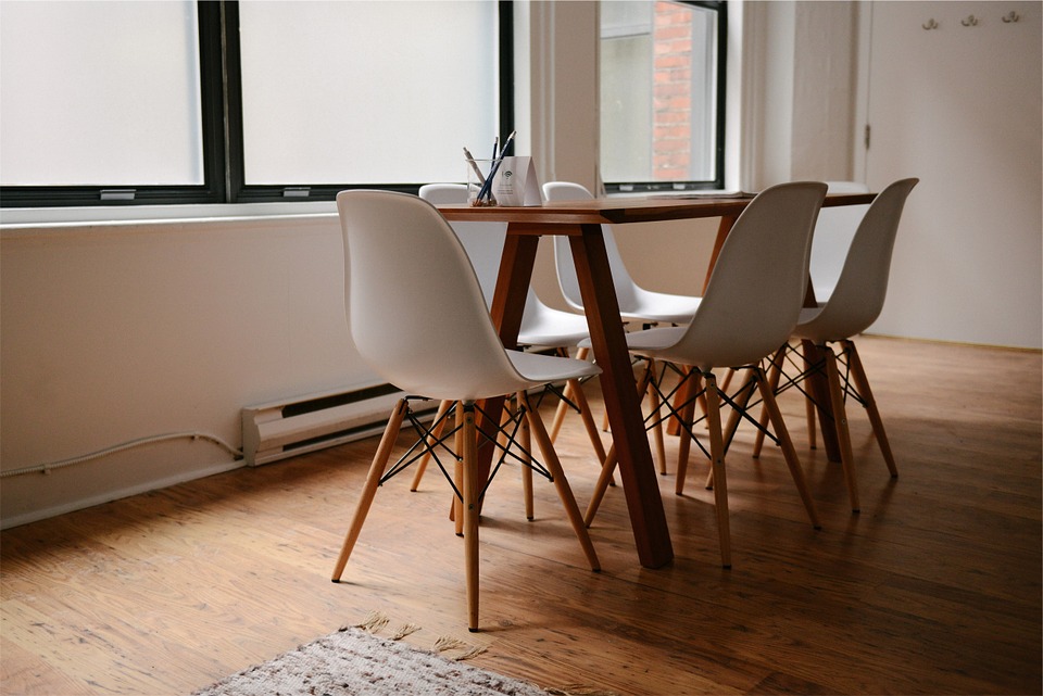Table et chaises de salle à manger dans un appartement meublé