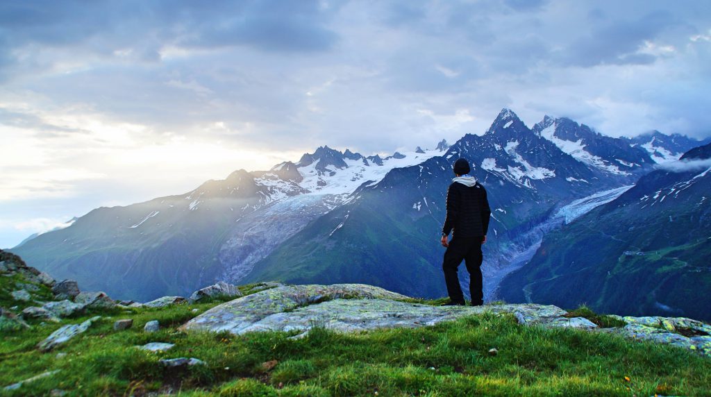 Une homme face à un panorama de montagne