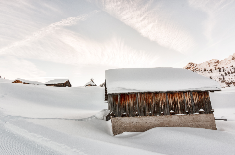 Chalet de montagne enneigé